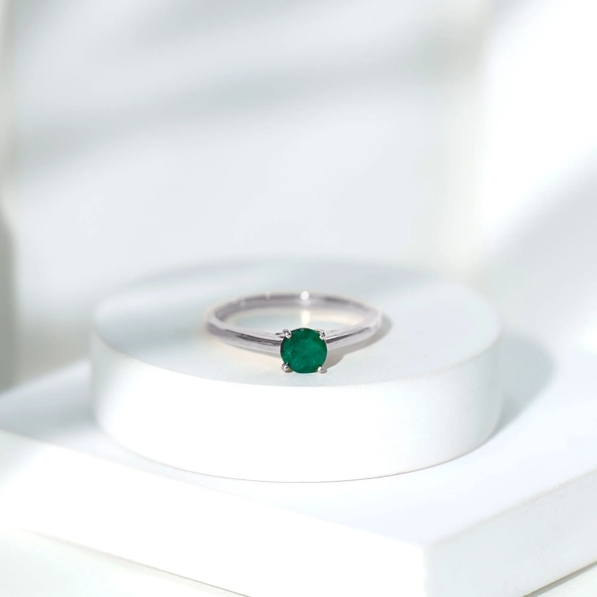 5 MM Simple Round Cut Solitaire Emerald Gold Ring